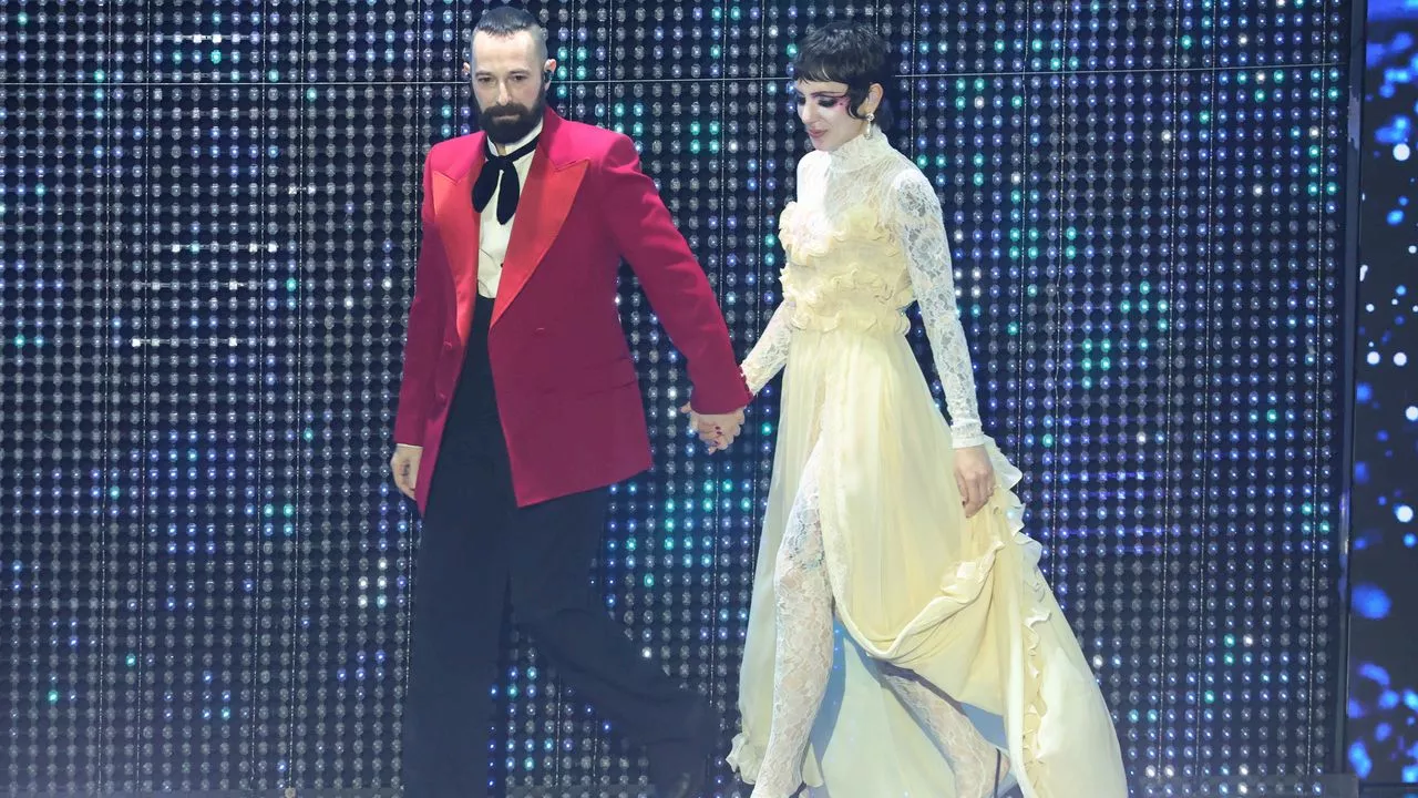 Coma_Cose a Sanremo 2025: look Valentino e romantico stile per il matrimonio