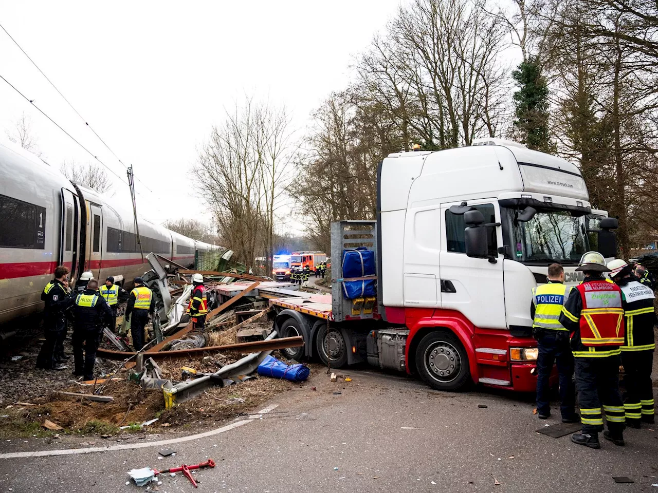 ICE prallt in Hamburg gegen Lkw - ein Toter, elf Verletzte