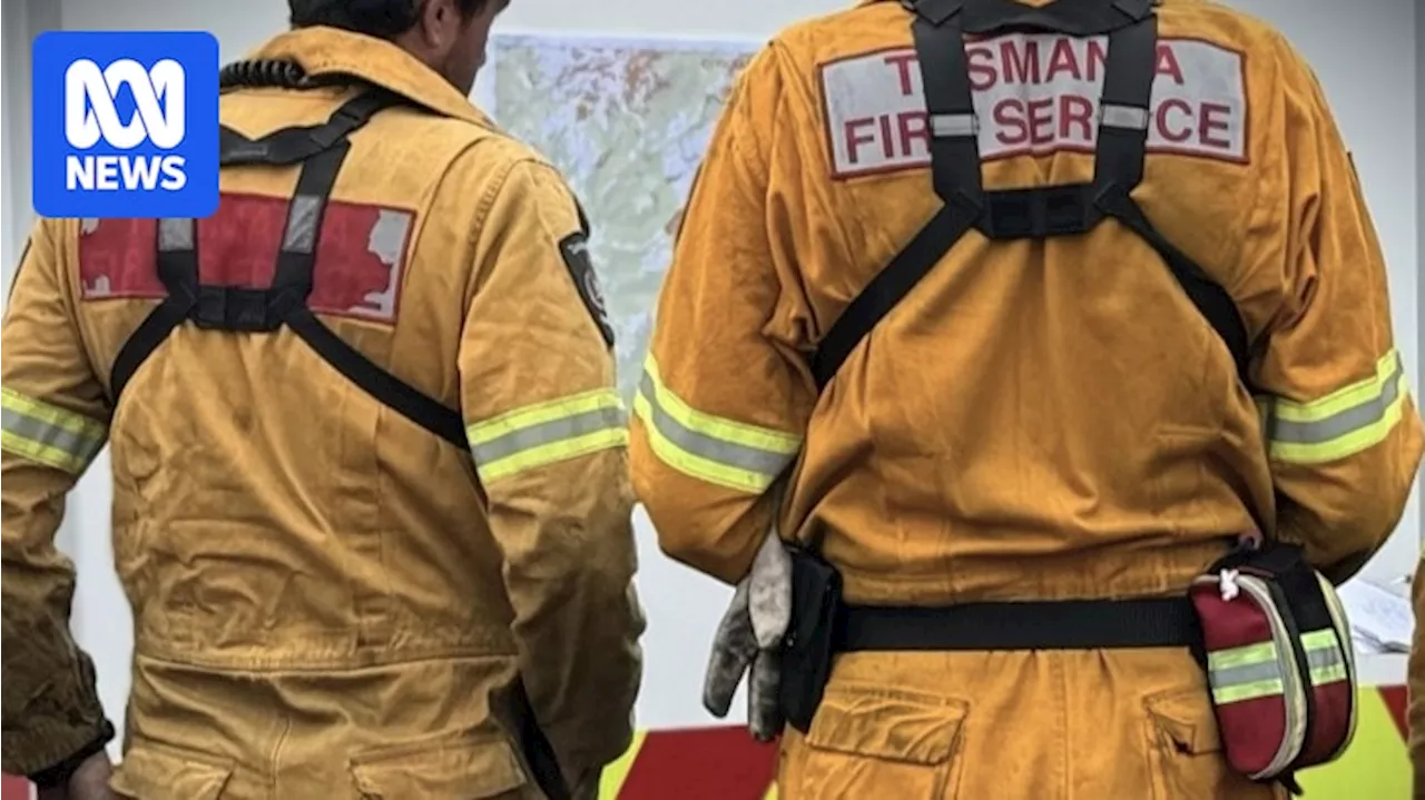 Fears for Tasmania's honey producers amid escalating bushfire threat in state's west