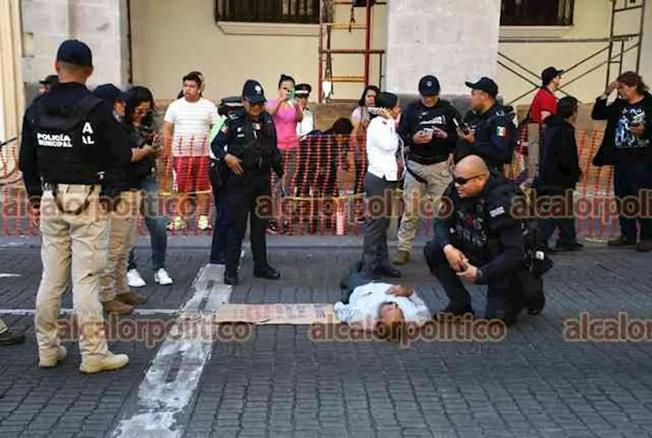 Se tiró en la calle para exigir que lo dejen escribir poemas en banquetas de Xalapa