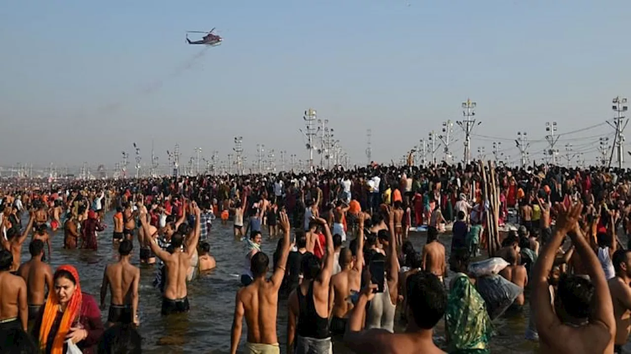 महाकुंभ में माघी पूर्णिमा का महास्नान, श्रद्धालुओं पर पुष्पवर्षा; घाटों पर करोड़ों श्रद्धालु