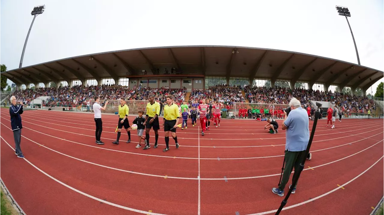 Rosenaustadion in Augsburg erhält neuen Rasen