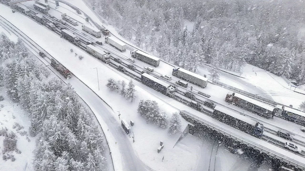 ADAC warnt Winterurlauber: Mega-Stau auf Alpen-Autobahnen