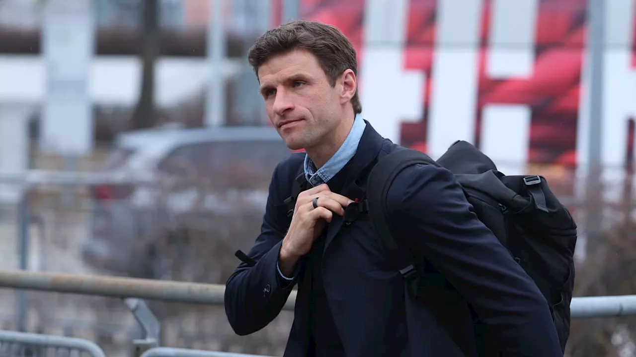 FC Bayern: Welchen Ring trägt Thomas Müller denn hier beim Abflug nach Glasgow?