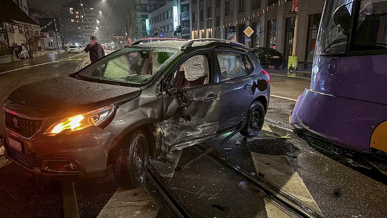  Basler Polizei zieht Bilanz: 2024 war ein ruhiges Fussballjahr ++ Unfall in Reinach: Tram prallt in Auto ++ Fahrzeugbrand in Läufelfingen