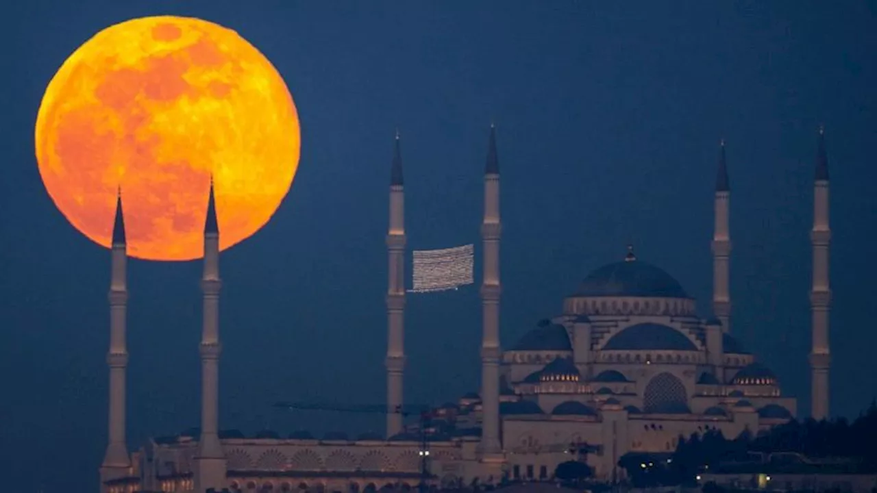 Luna llena de nieve y desfile de planetas en el cielo nocturno