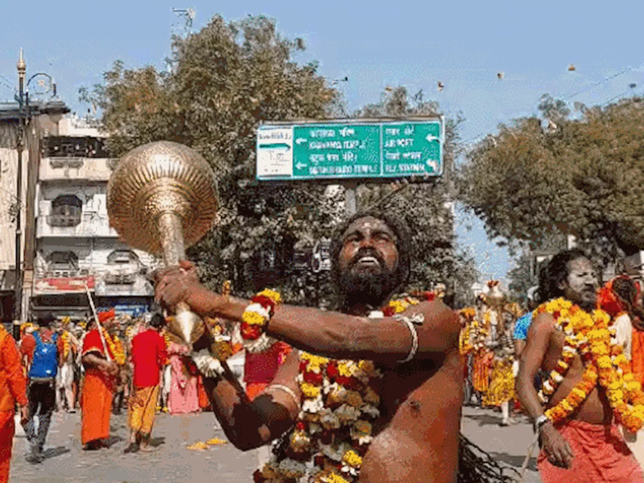 वाराणसी में नागा साधुओं ने लहराईं तलवारें: शरीर पर भभूत लगाकर बैंडबाजा के साथ निकाली पेशवाई; काशी के 10 घाट...