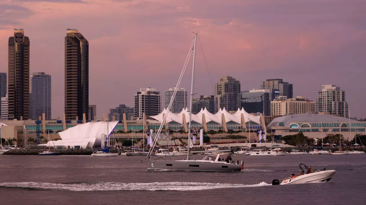 US Navy Growler Crashes into San Diego Bay, Pilots Rescued