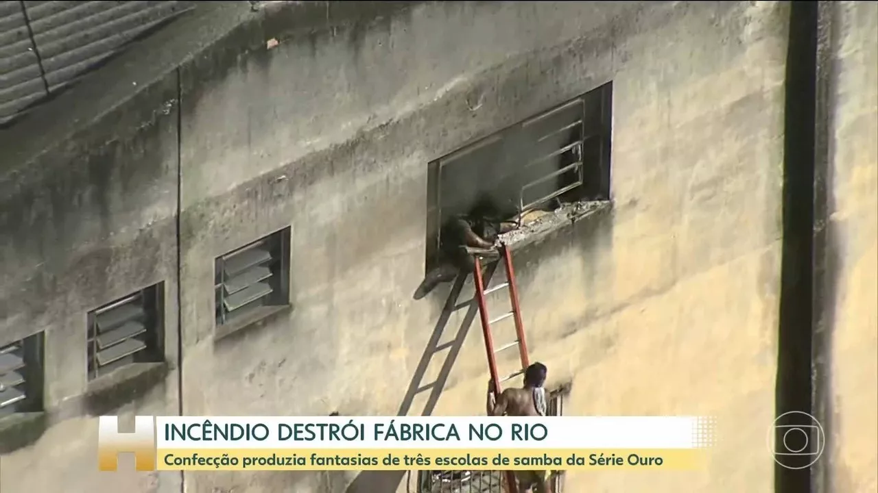 Incêndio destrói fábrica de fantasias para escolas de samba no Rio