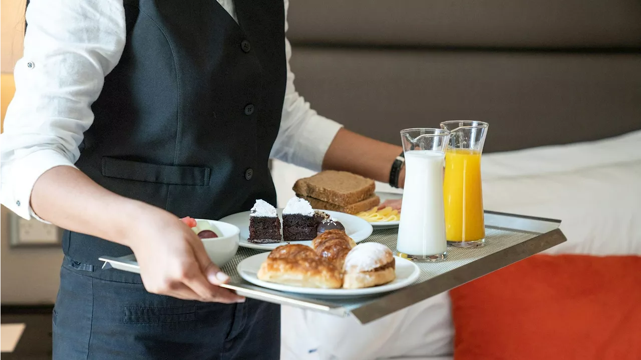 Kurzfristige Dienständerung - Chef zwingt Kellnerin zum Arbeiten an ihrem freien Tag