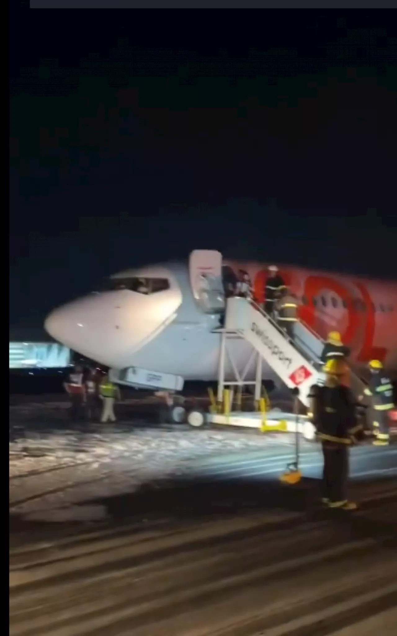 Avião colide em carro durante decolagem no Aeroporto do Galeão