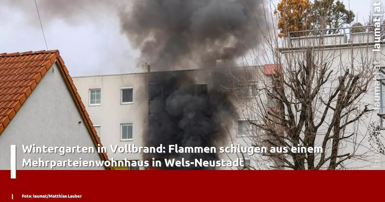 Wintergarten in Vollbrand: Flammen schlugen aus einem Mehrparteienwohnhaus in Wels-Neustadt