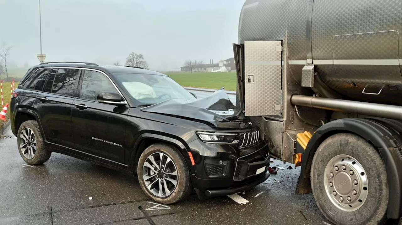 Zwei Verletzte und 85’000 Franken Sachschaden nach Crash zwischen zwei Autos und Lastwagen