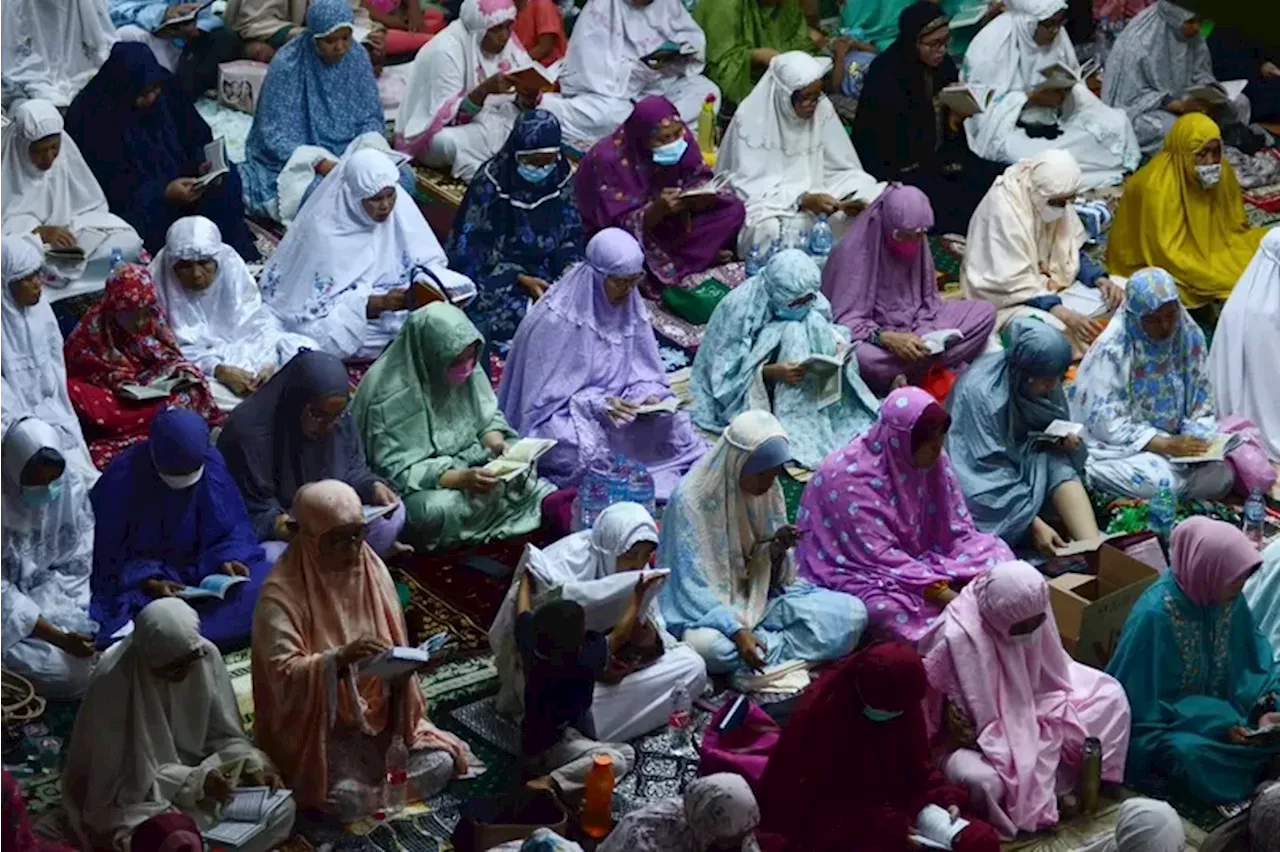 Umat Muslim Membaca Surah Yasin dan Sholat Sunnah Tasbih di Malam Nisfu Syaban