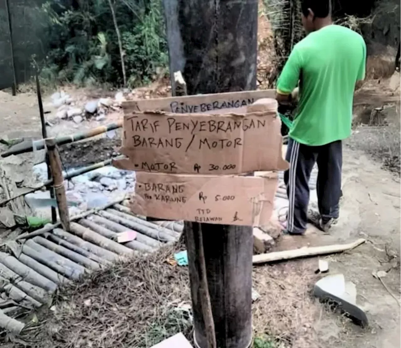 Warga Terdampak Bencana di Pekalongan Dipungut Biaya Menyeberangi Jembatan Darurat