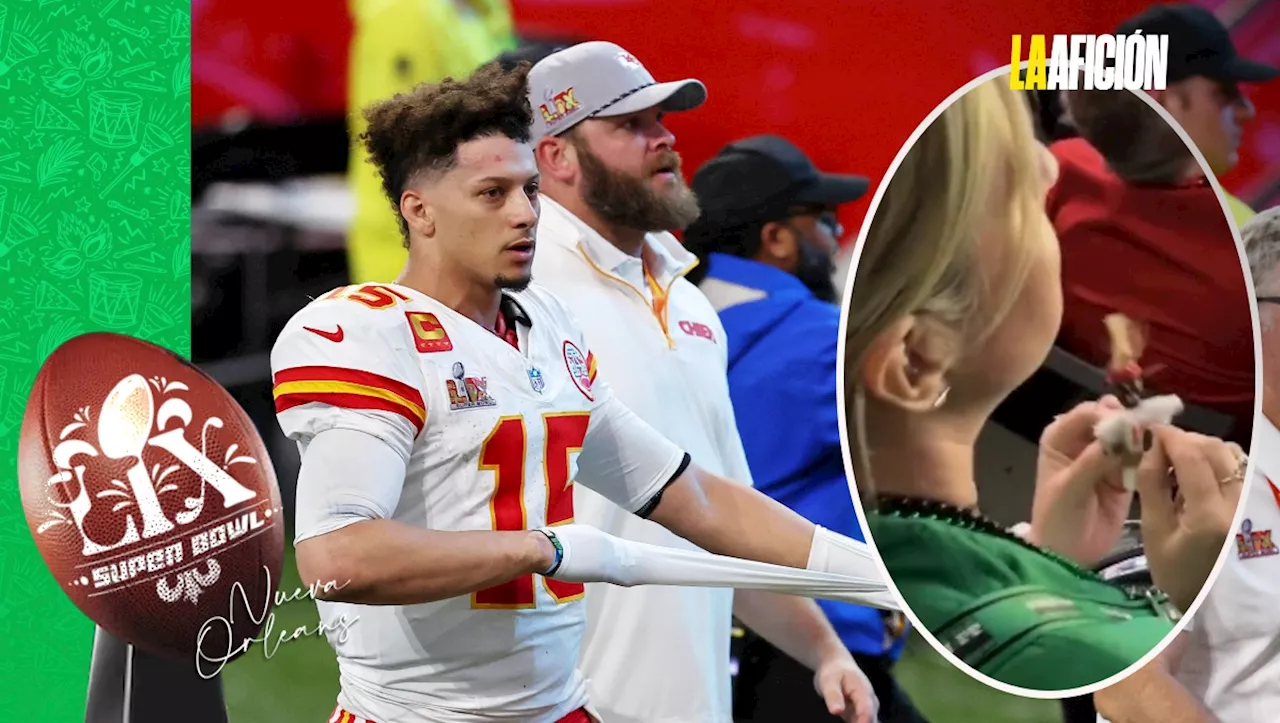 Captan a mujer picando un muñeco vudú de Patrick Mahomes en el Super Bowl 2025