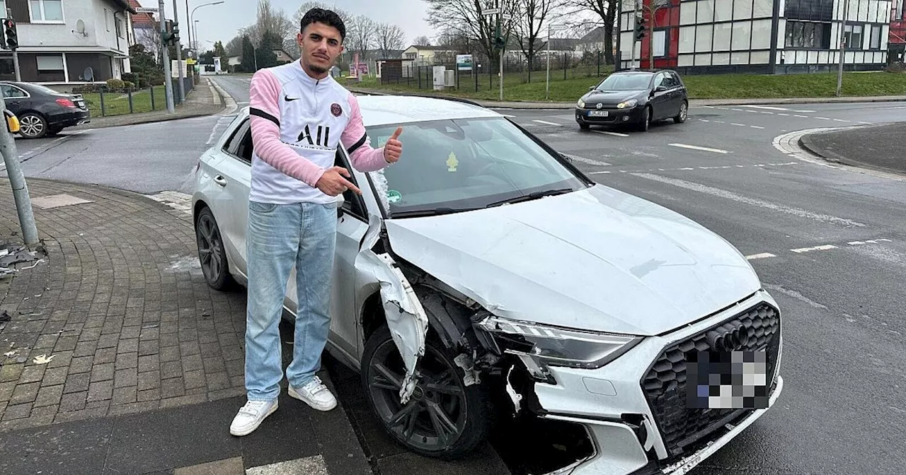 Audi A3 kracht in Herford in Ampel und Straßenlaterne