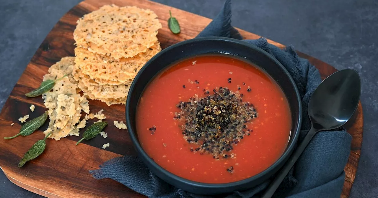 Aufgepeppt: Tomatensuppe mit Quinoa und Parmesanchips