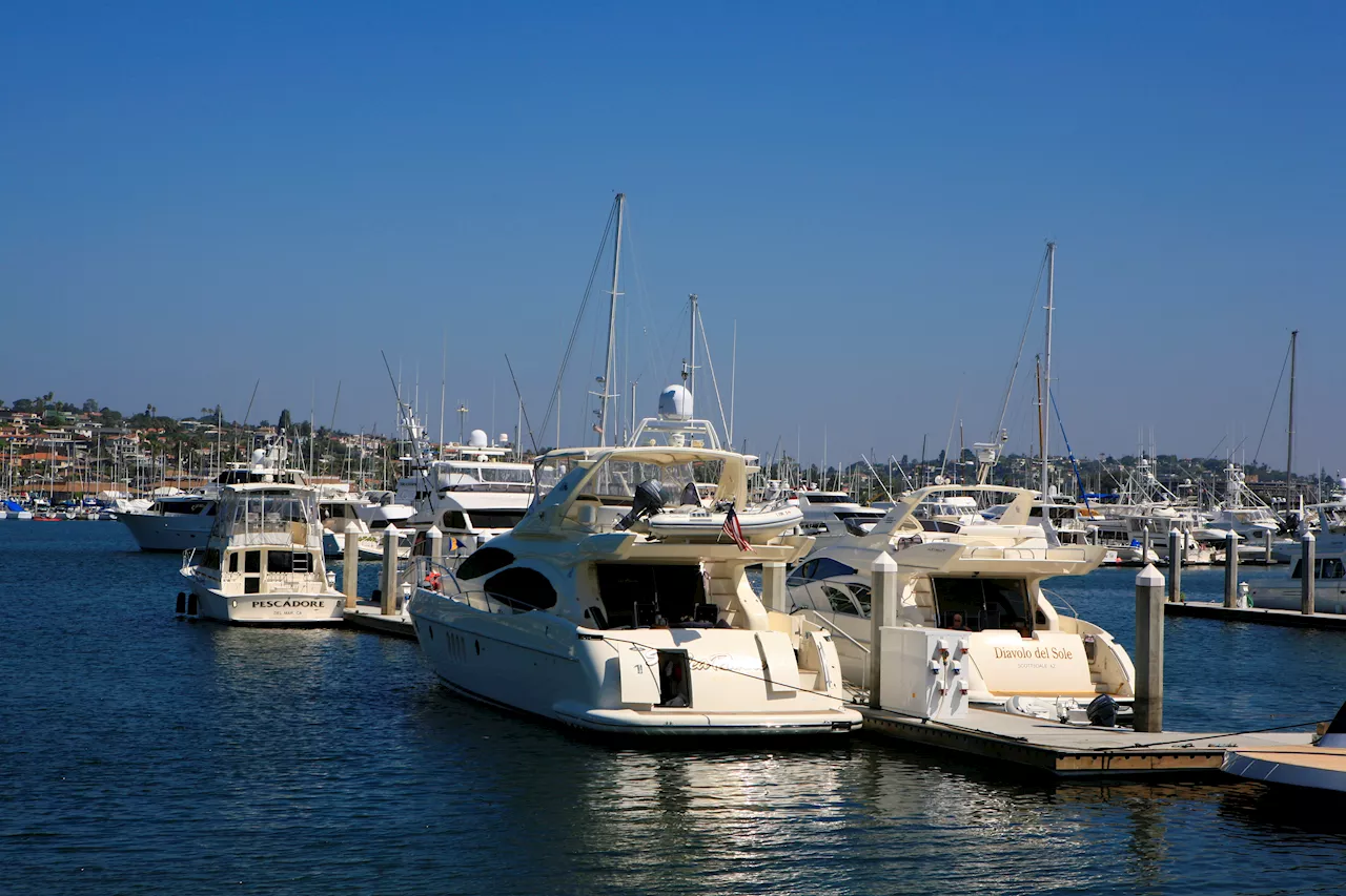 US Fighter Jet Crashes into San Diego Bay, Pilots Eject Safely