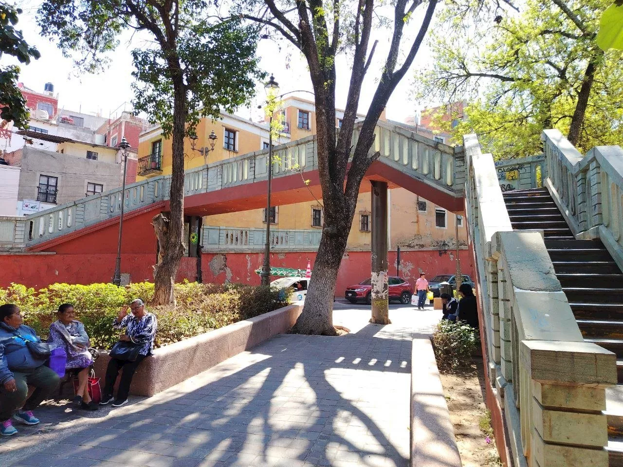 Puente del Jardín Embajadoras en Guanajuato sufre abandono y vandalismo