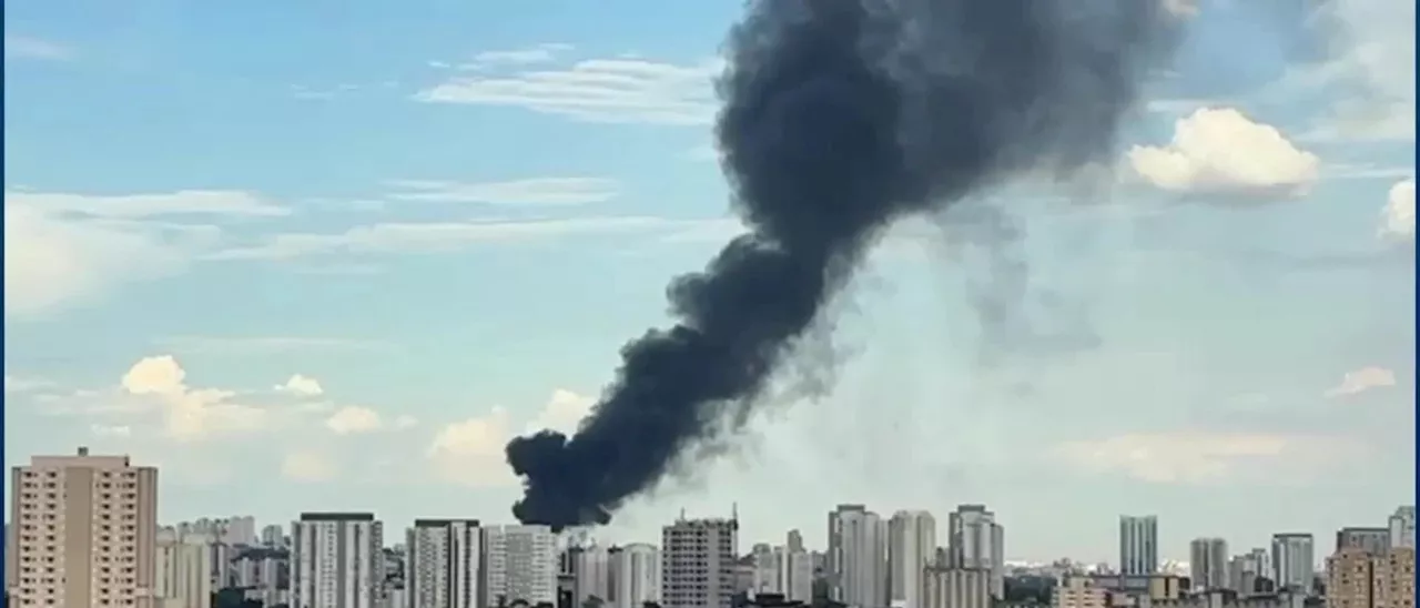 Incêndio atinge galpão na zona norte de São Paulo