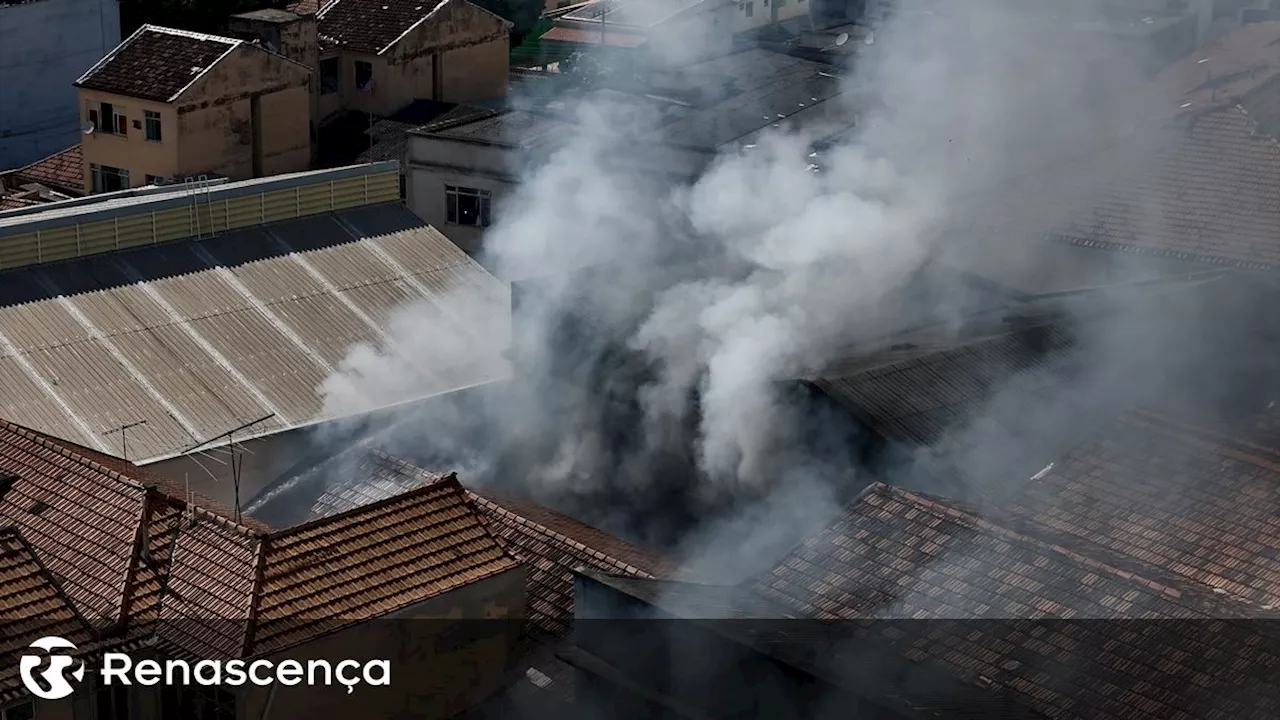 Incêndio destrói fábrica de fantasias no Rio de Janeiro, deixando 21 feridos