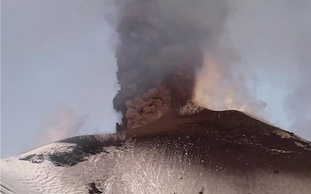 Etna, intensa attività esplosiva: chiusi 3 settori dell'aeroporto di Catania. VIDEO