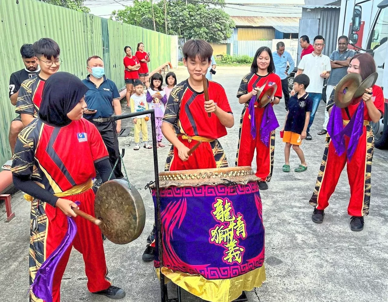 Malay Girl Thrives in Lion Dance Community