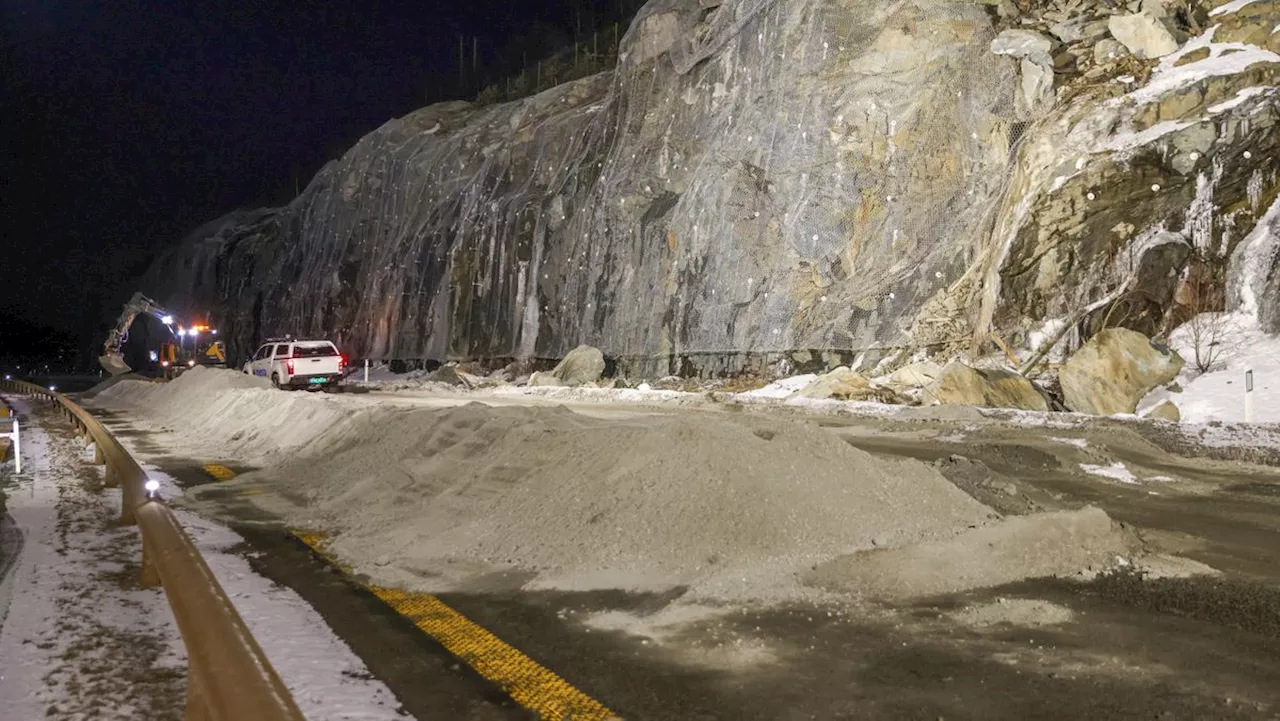 E6 på Morskogen stengt etter steinskred - sprengning skal åpne veien for to felt