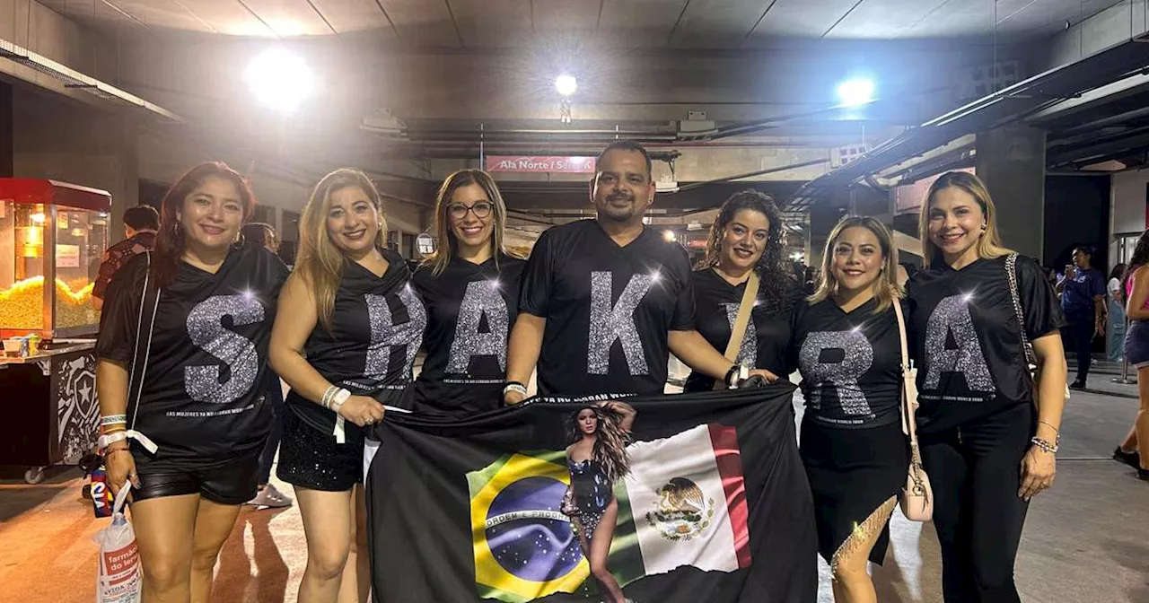 Fãs de Shakira usam camisetas personalizadas para chamar a atenção da cantora no Rio de Janeiro