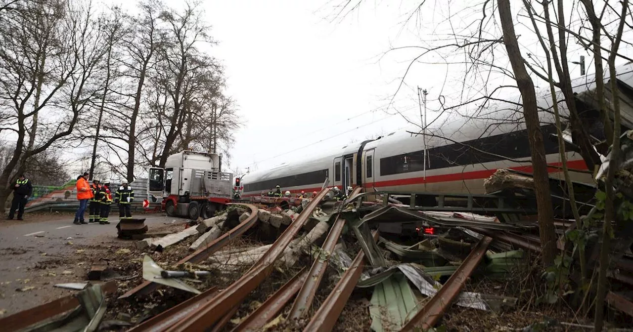 Tödliches Zugunglück bei Hamburg - ICE kollidiert mit Lastwagen