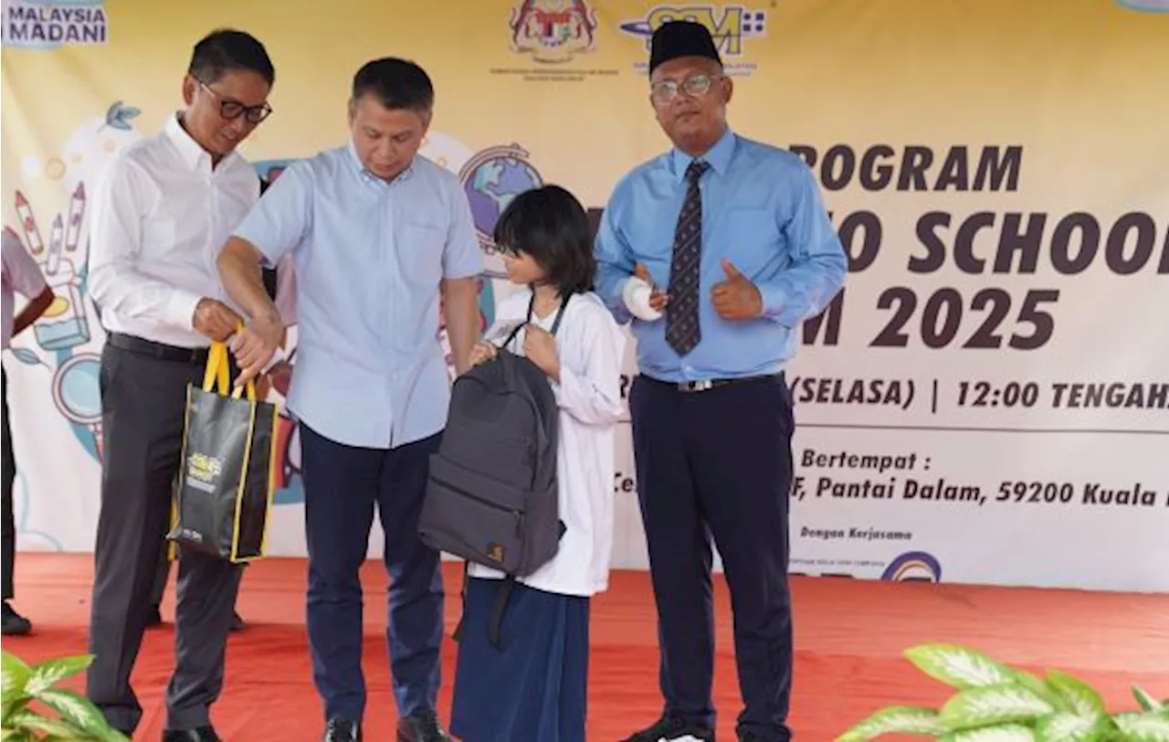 SSM Supports Students with RM70,000 in School Supplies