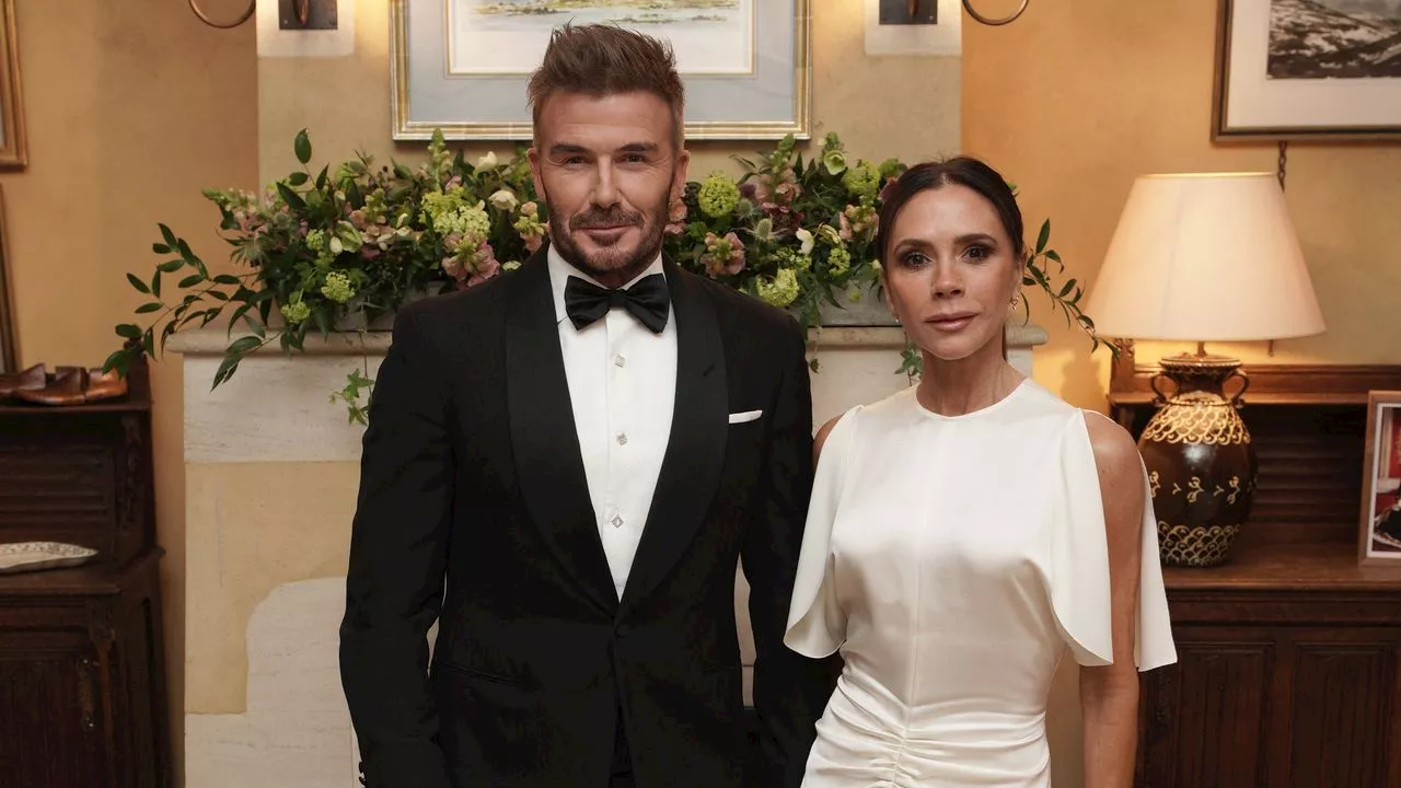 Quand Victoria Beckham dégaine la robe de mariée pour rencontrer le roi Charles III