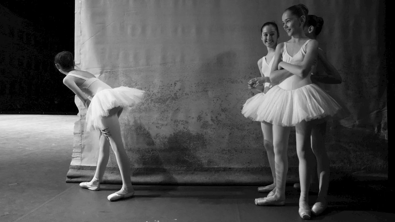 Lo sguardo nascosto al Teatro alla Scala svela la giornata “tipo” inedita di un ballerino, prima di entrare in scena