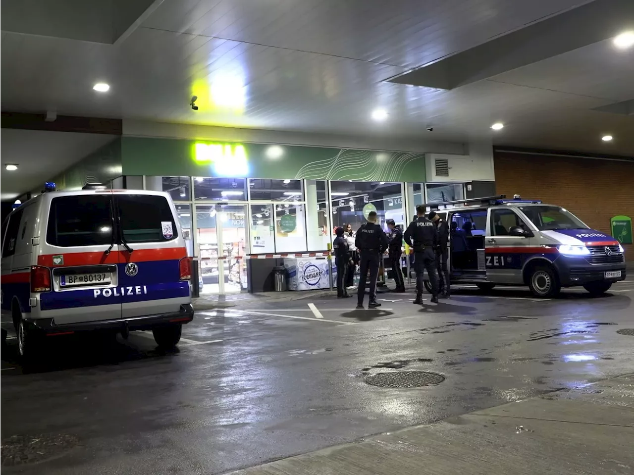 Tankstelle in Lochau überfallen: Verdächtiger flücht in Richtung Bregenz