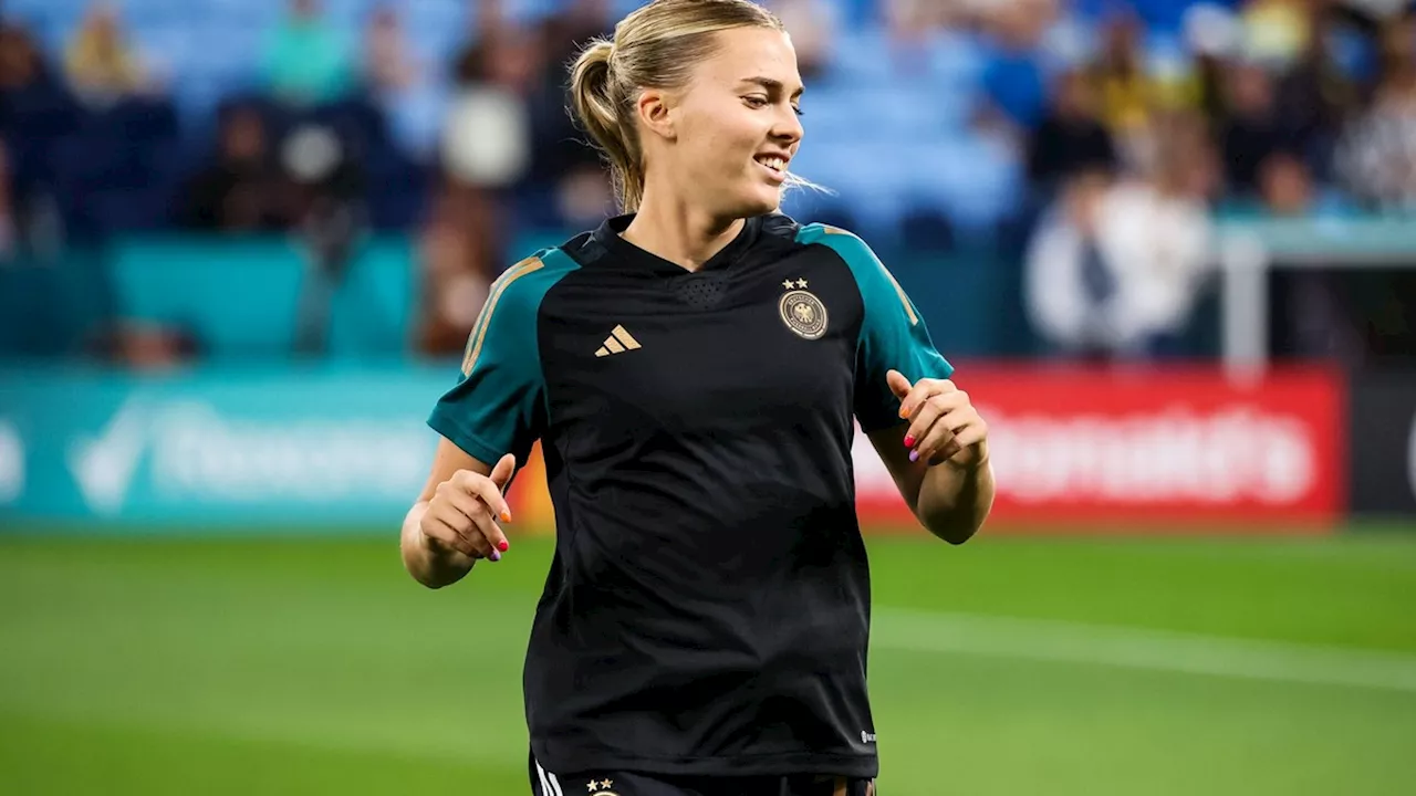 Frauen-EM: Caro Daur leakt DFB-Trikot bei Berlin Fashion Week