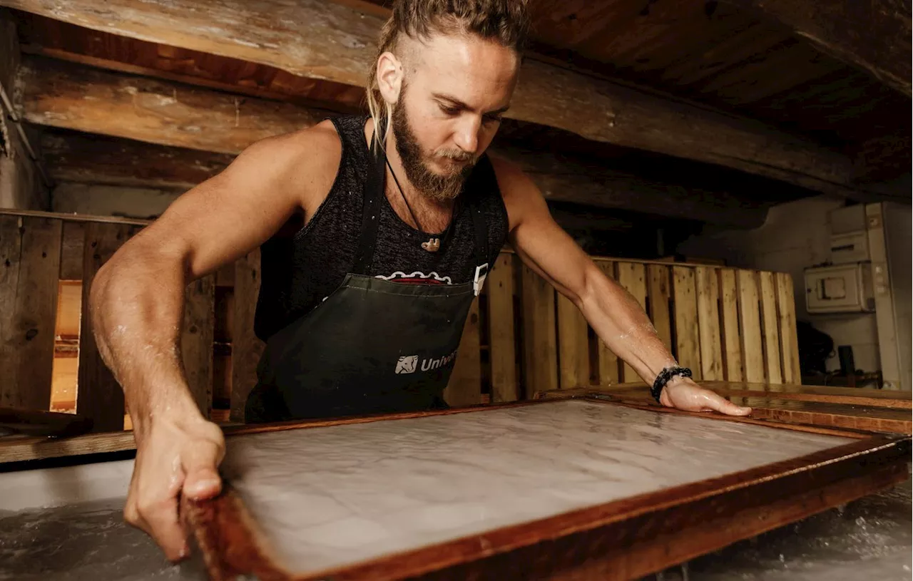 Le Papetier Artisanal : Un Jeune Homme Redécouvrant l'Art du Papier