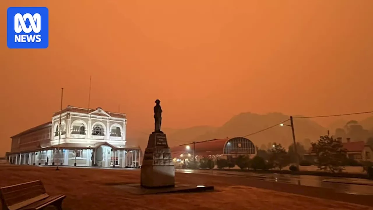 Tasmania Bushfires Threaten Towns, Cooler Weather Expected