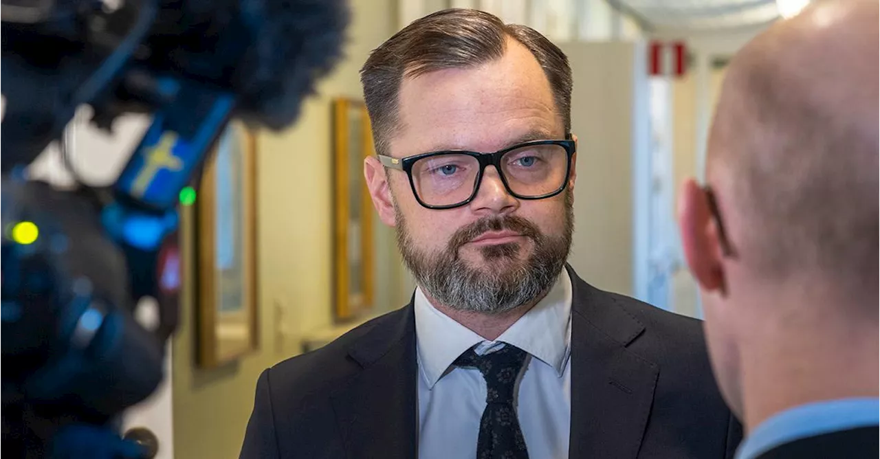 Marttinen Backar från Kritik och Röstar för Vapenlag, Trots Inre Stridigheter i SD