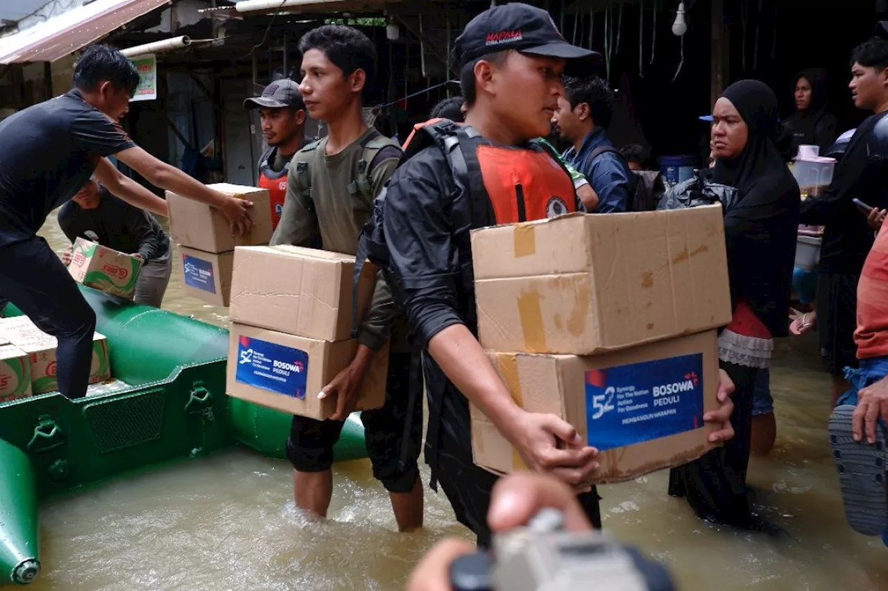 Bosowa Peduli Bagikan Bantuan untuk Korban Banjir di Makassar dan Gowa