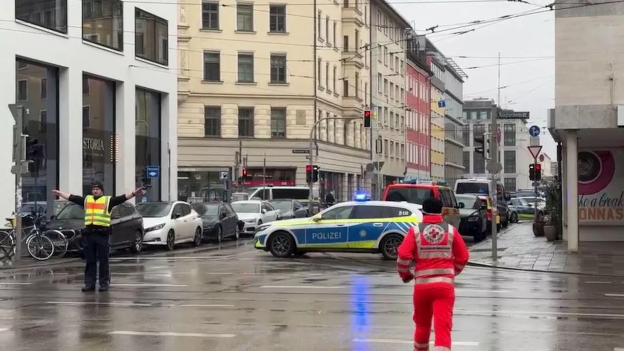 Auto kracht in Demonstranten auf dem Münchner Stiglmaierplatz, mehrere Verletzte