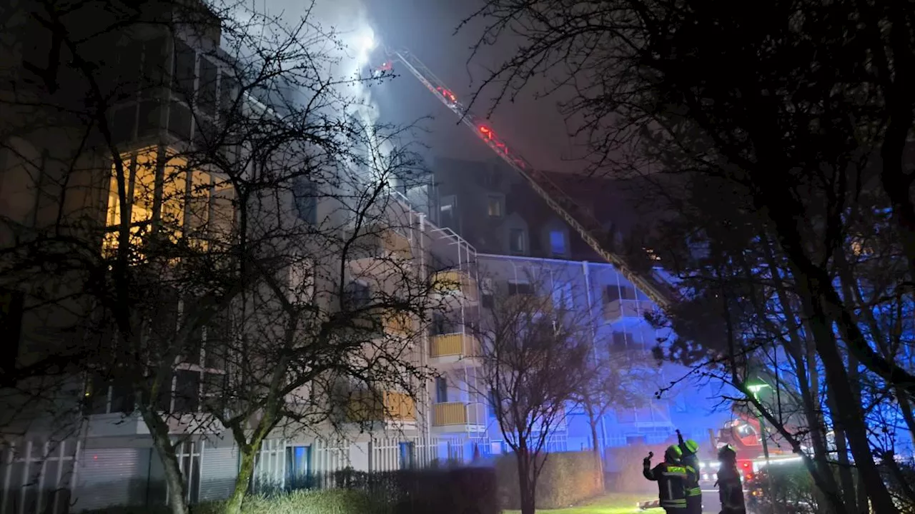 Dramatischer Brand im Augsburger Univiertel: Zwei Bewohner aus Dachwohnung gerettet