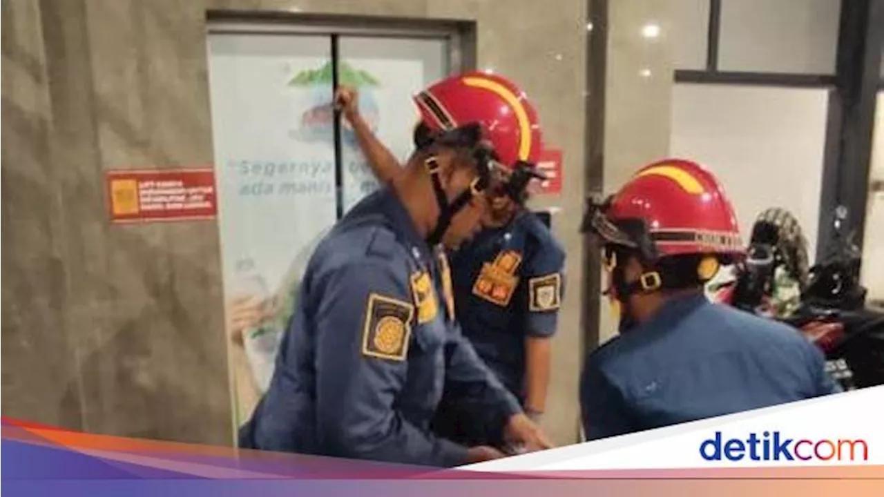 Damkar Klaten Evakuasi Warga Terjebak Lift Rumah Makan