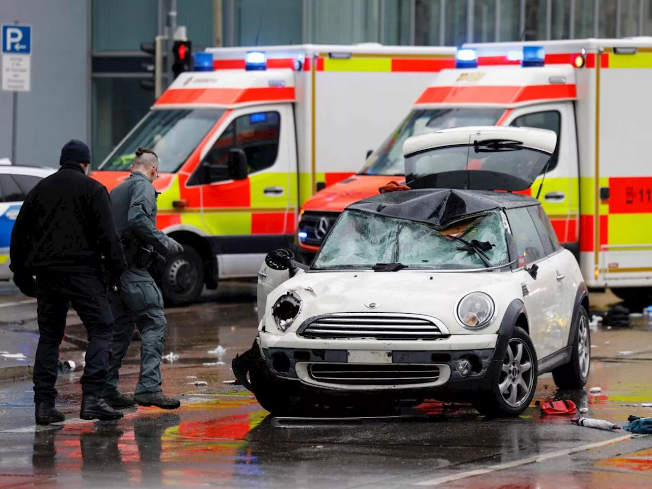 Auto sulla folla a Monaco di Baviera, almeno 15 feriti