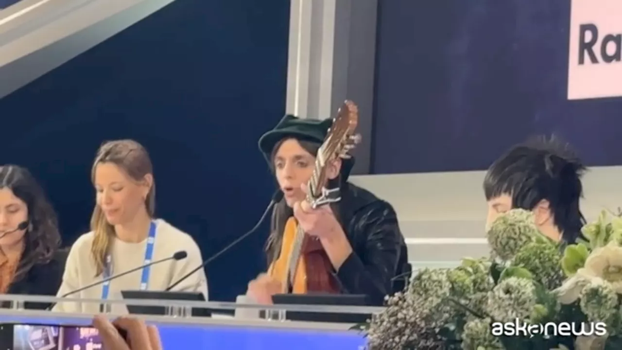A Sanremo, Lucio Corsi canta in sala stampa l'inedito 'Francis Delacroix'