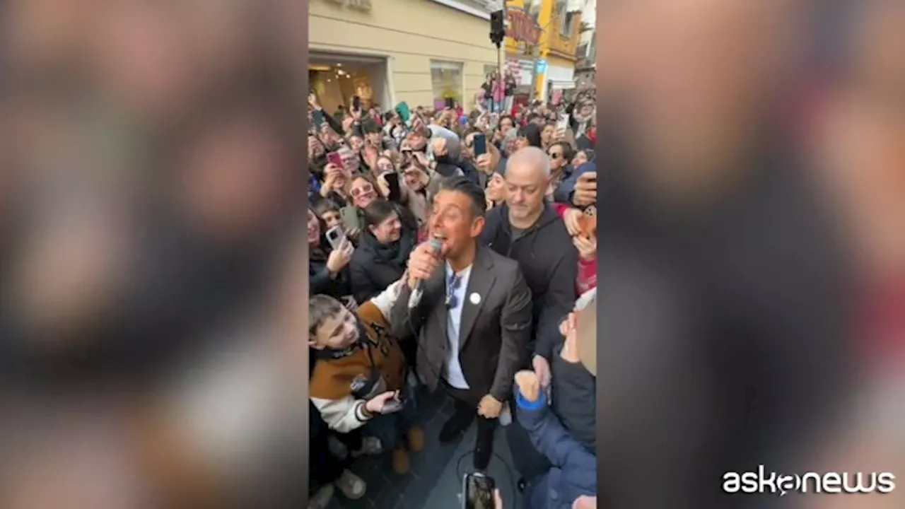 Francesco Gabbani canta lungo il corso a Sanremo e fa il bagno di folla