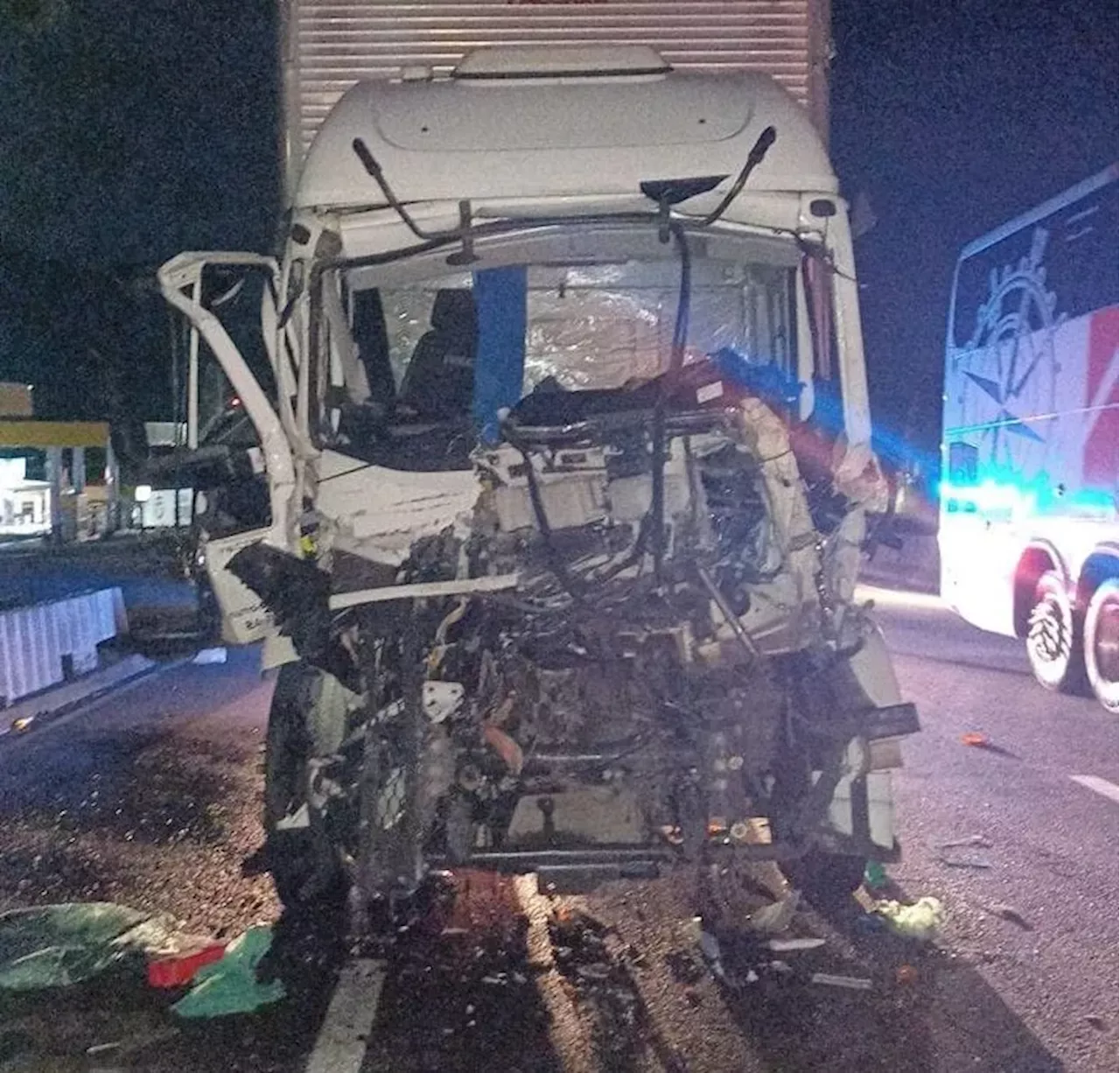 Homem morre em grave acidente entre carreta e caminhão na Via Dutra