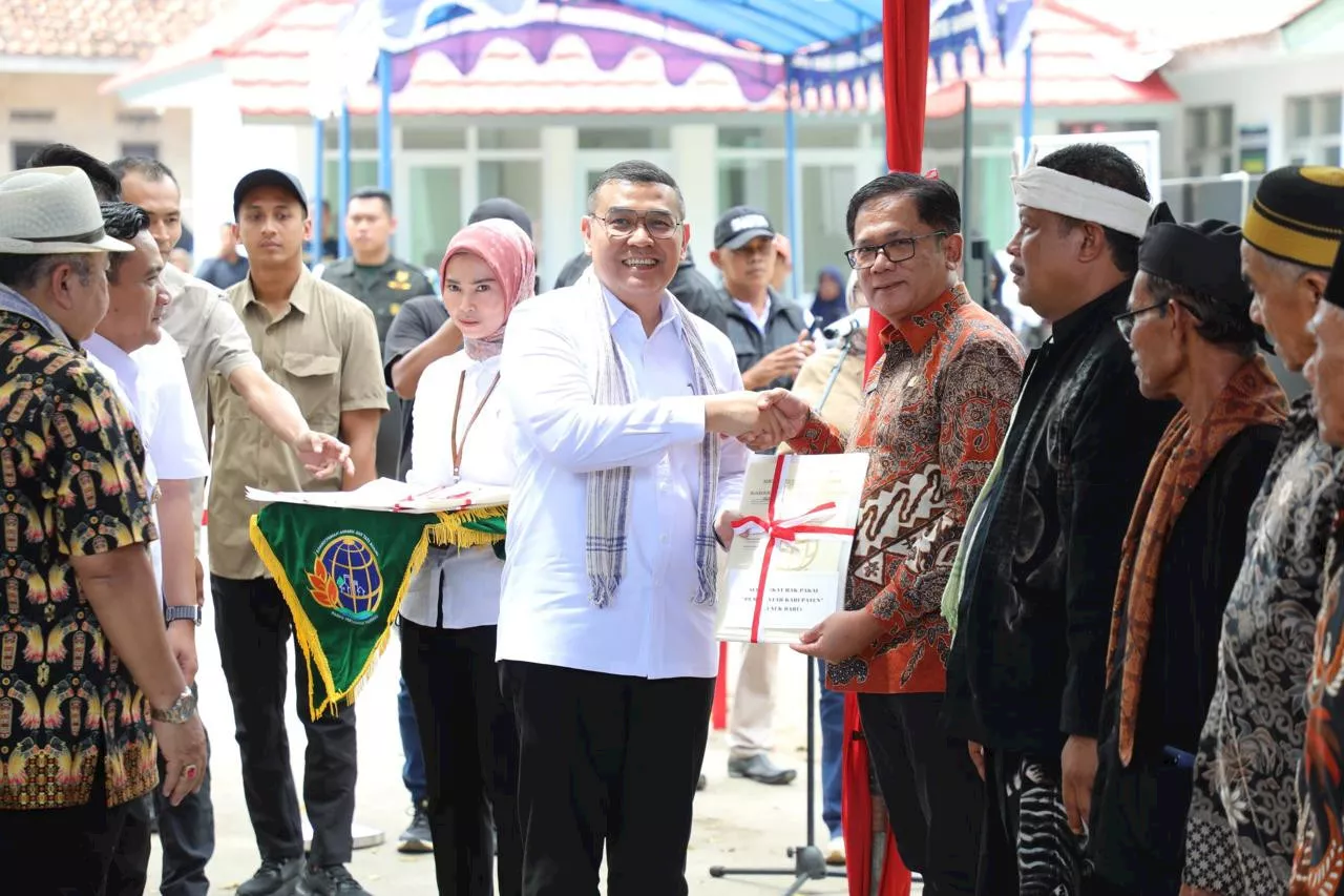 Wakil Menteri ATR/BPN Serahkan Sertifikat Tanah kepada Masyarakat di Majalengka