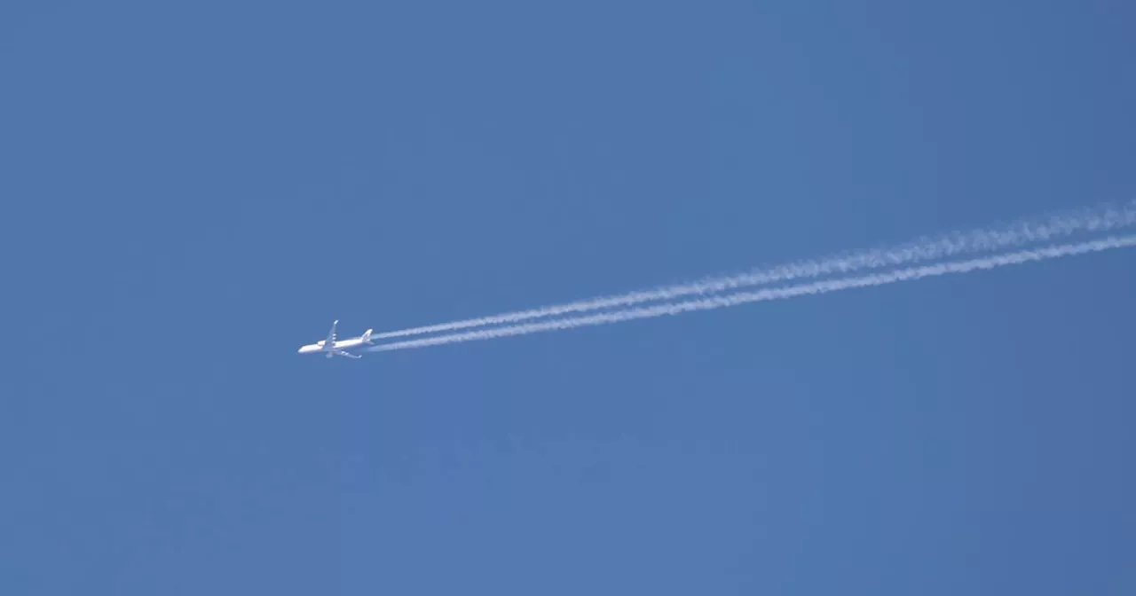 Cette solution française pour éviter les traînées de condensation d’avions dans le ciel