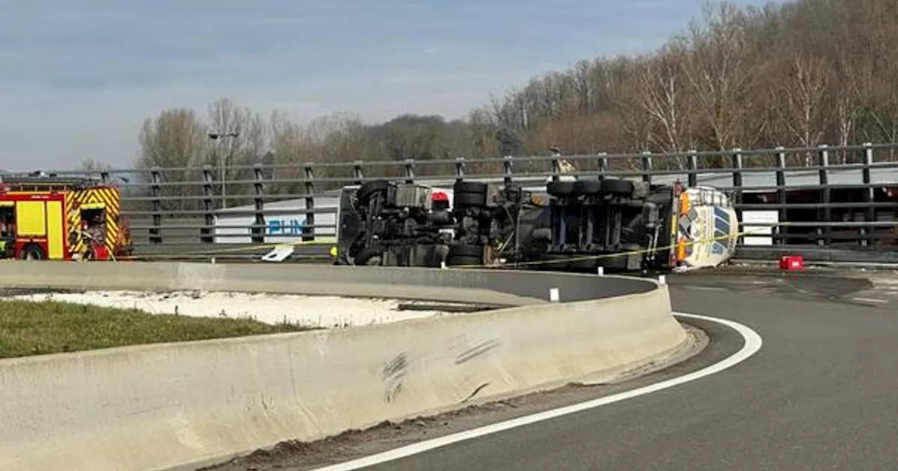 Savoie : un poids lourd transportant de l'acide sulfurique se renverse sur une bretelle de l’A43